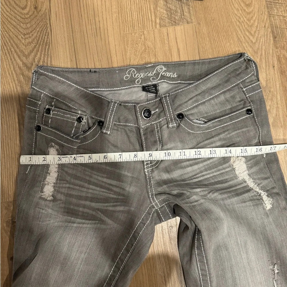 REQUEST Women’s size 9 grey distressed jean - Picture 6 of 7